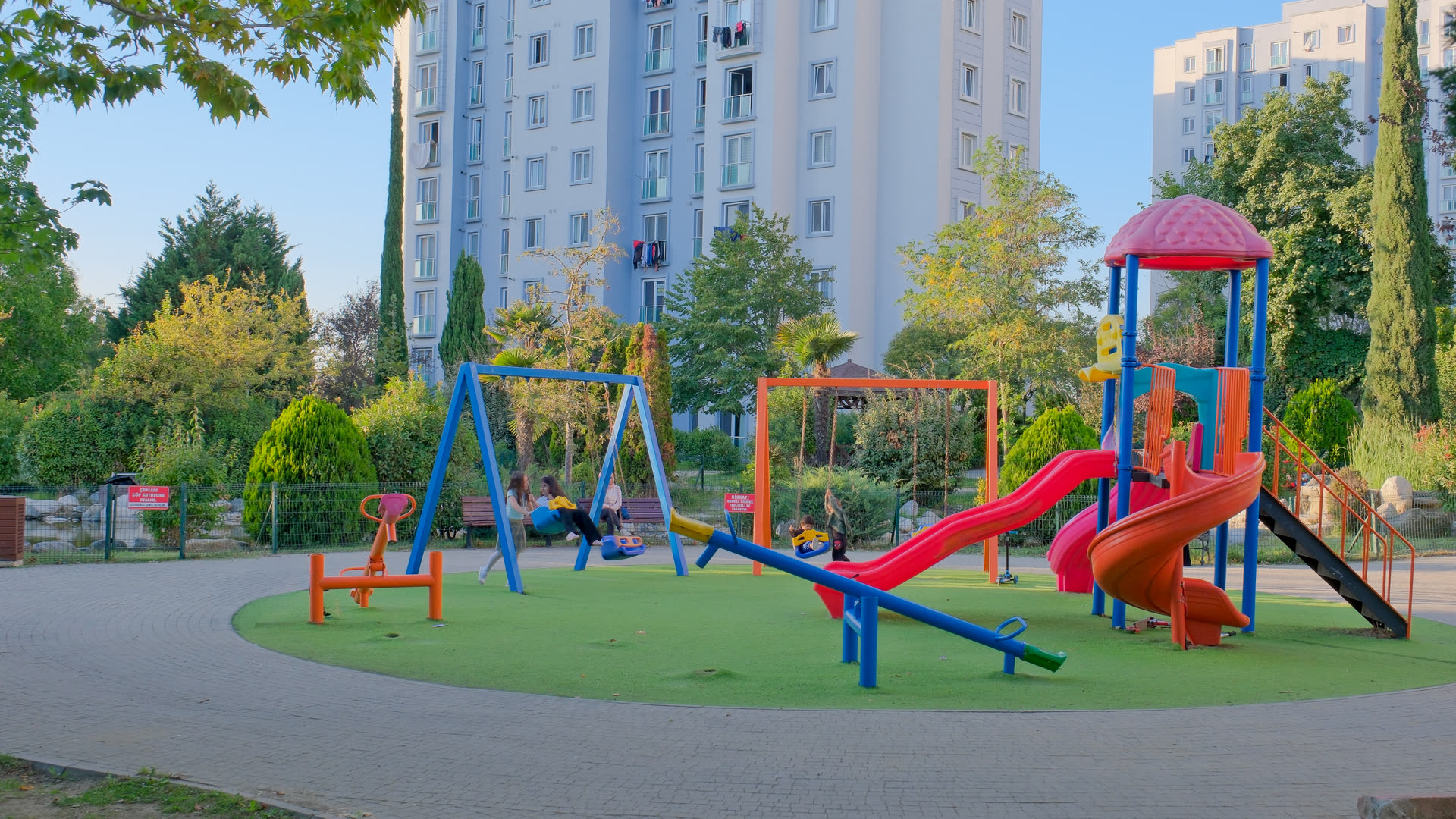 Renkli oyun gruplarıyla çocuk oyun alanı