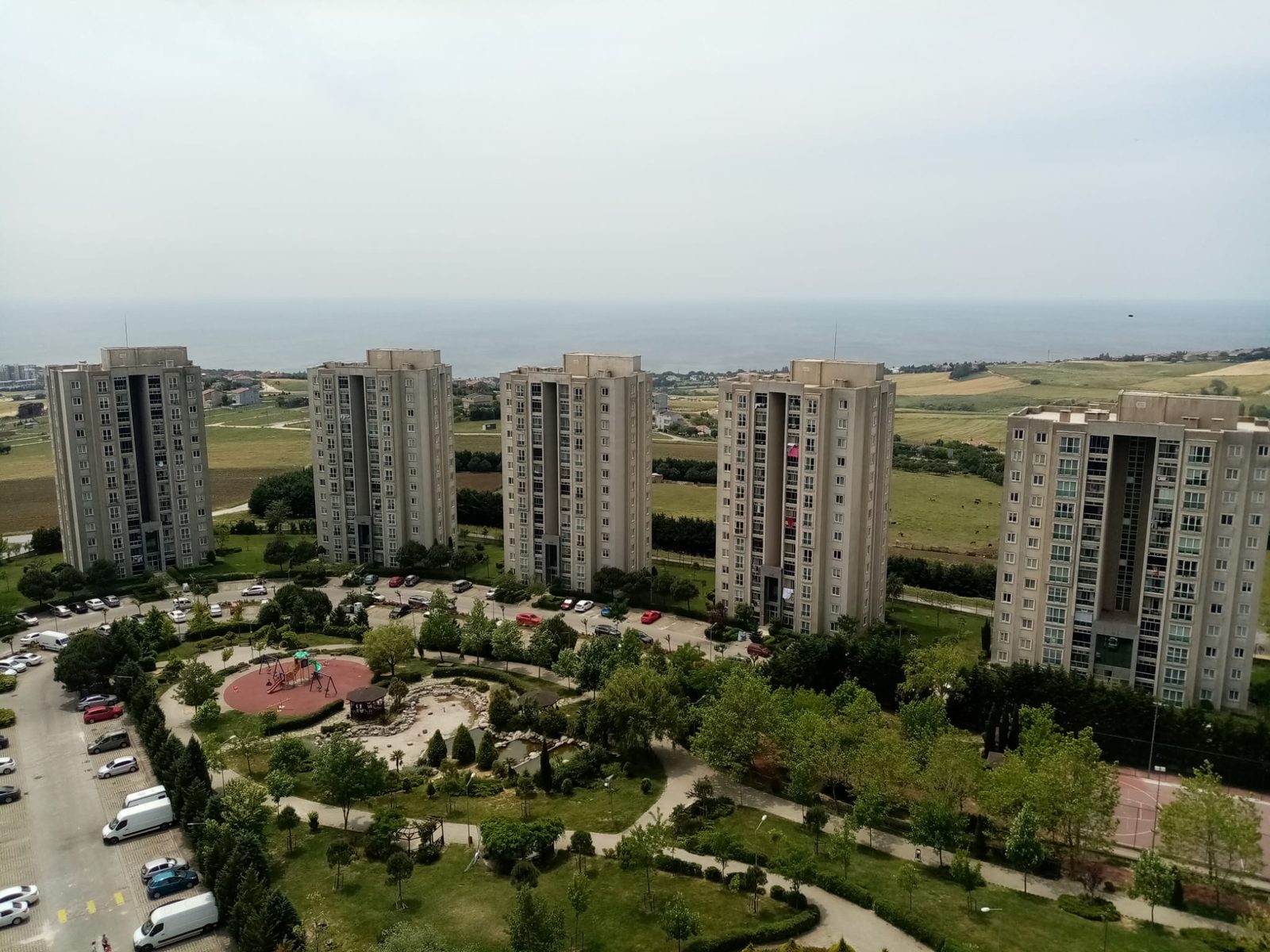 Otopark ve oyun alanının kuş bakışı görünümü